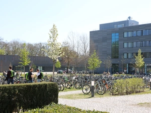 Blick Campuswiese Richtung Gebäude G