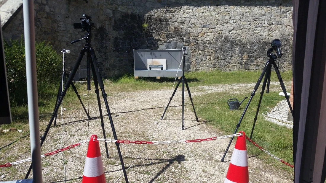 Versuchsaufbau auf Batterie-Abuse-Fläche