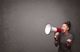 Abbildung einer Frau, die in ein Megaphone schreit