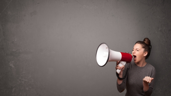 Abbildung einer Frau, die in ein Megaphone schreit