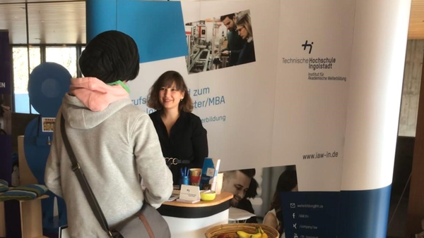 Zwei Frauen an Messestand