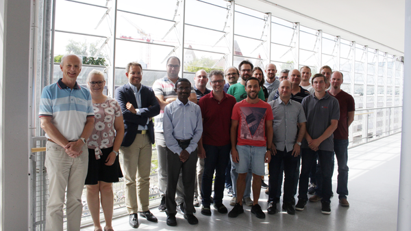 Gruppenfoto Frauen und Männer in Hochschule