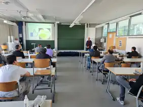 Gruppenfoto in Klassenraum von hinten