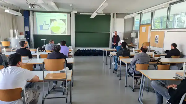 Gruppenfoto in Klassenraum von hinten