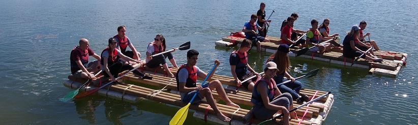 Studenten fahren auf zwei Floßen auf der Donau