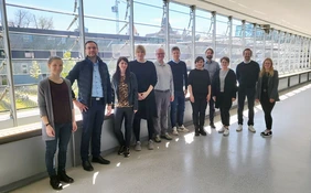 Gruppenfoto Frauen und Männer in der Hochschule