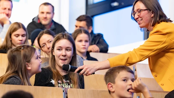 Forschende von THI und KU berichten bei der gemeinsamen Kinderuni wieder aus ihren Arbeitsgebieten – und stehen den Schülerinnen und Schülern Rede und Antwort (Foto: Schulte Strathaus/upd).