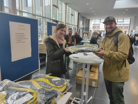 Handing over of backpacks in faculty colors winter semester 2022