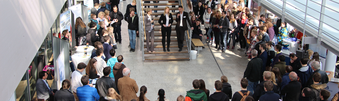 Studenten und Unternehmen bei einem Recruiting Event in der Aula der THI