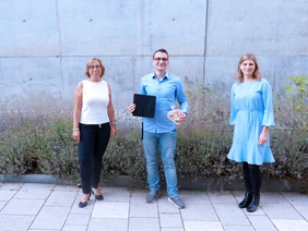 Gruppenfoto zwei Frauen ein Mann 