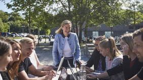 Professorin mit Studenten