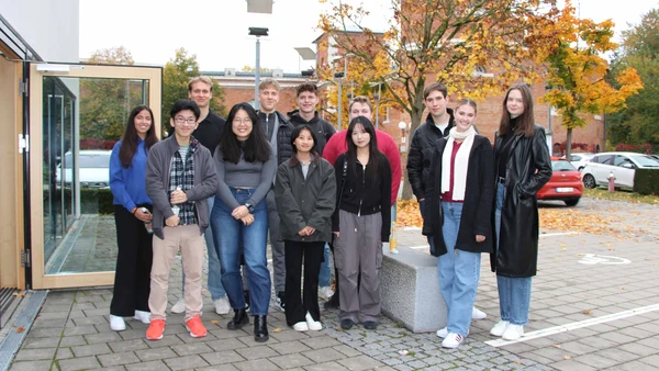 : A group of 12 people smiling into the camera.12 Personen lächelt in die Kamera.