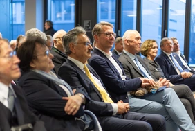 Staatsminister Markus Blume (4. v. l.) würdigte Horst Seehofer in seiner Laudatio (Foto: THI).