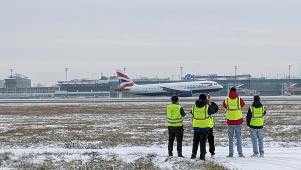 [Translate to English:] Studierende bei Beobachtungen am Flughafen Nüürnberg