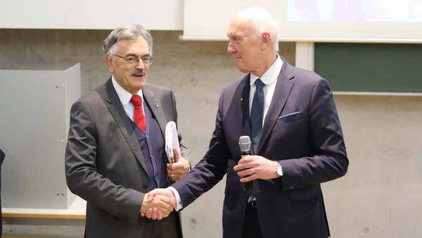 Der Hochschulratsvorsitzende Professor Wolfgang A. Herrmann (l.) gratuliert Professor Walter Schober zur Wiederwahl als Präsident (Foto: THI).