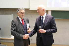 Der Hochschulratsvorsitzende Professor Wolfgang A. Herrmann (l.) gratuliert Professor Walter Schober zur Wiederwahl als Präsident (Foto: THI).