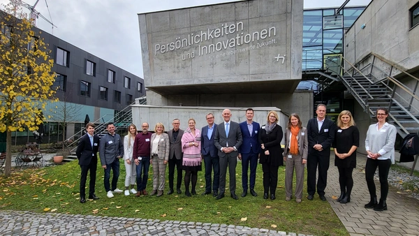 Gruppenfoto Frauen und Männer im Freien vor der Hochschule